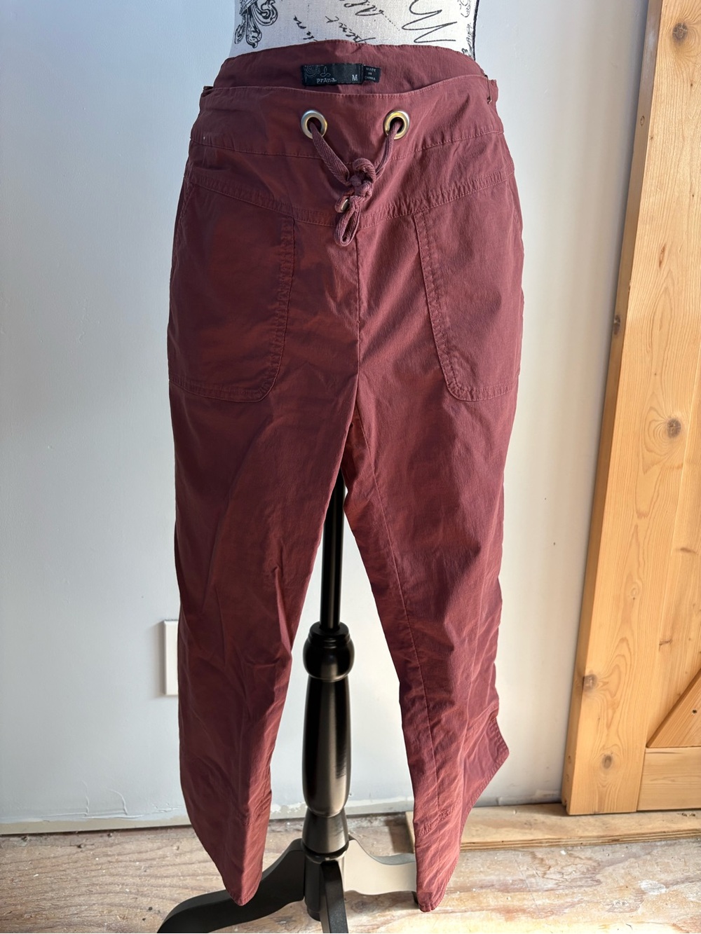 prAna Bliss Capri pant VGUC yoga activewear Medium Burgundy